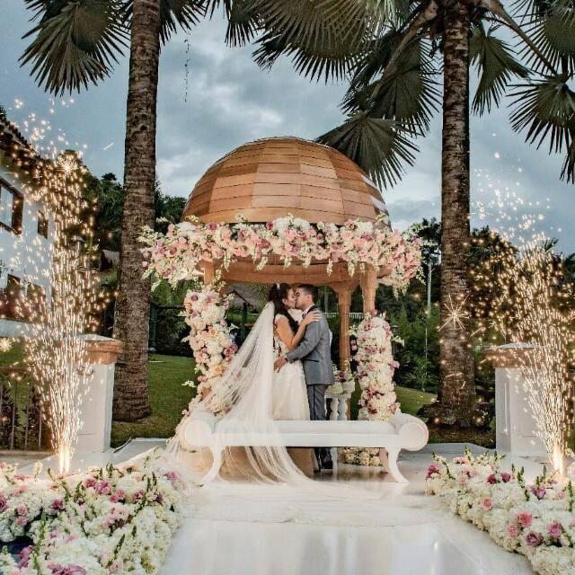 Ceremonia bajo el gazebo floral de La Ananda