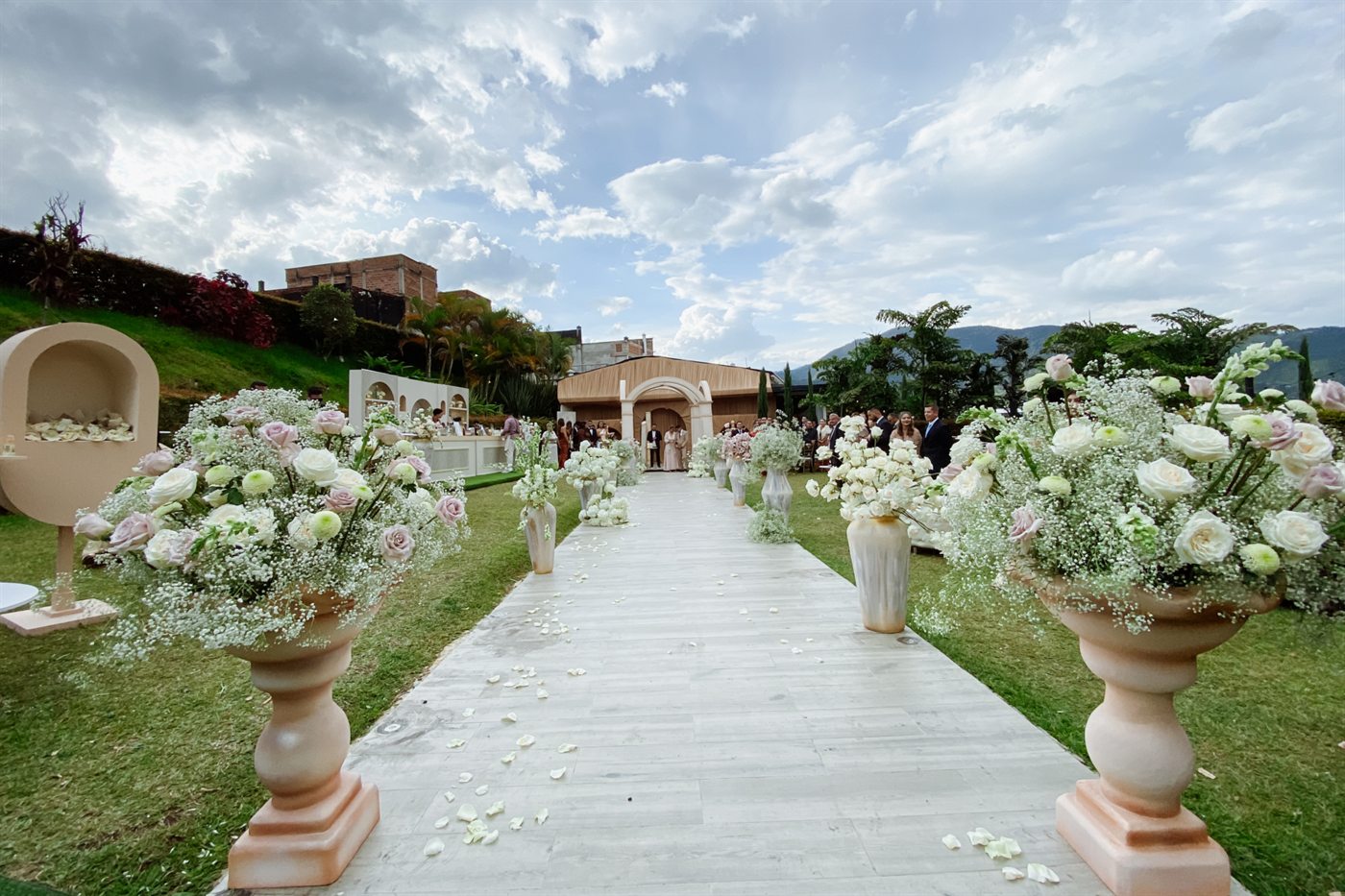 Pasillo ceremonial con arreglos florales en el jardín de San Antonio de Prado